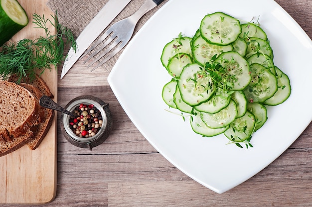 Foto gratuita ensalada de pepino fresco