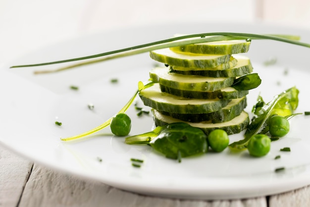 Ensalada de pepinos en una placa blanca.