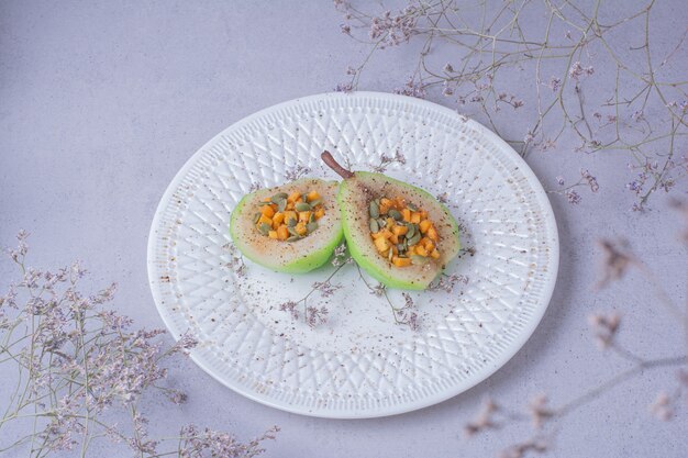 Ensalada de peras peladas con zanahoria y pipas de calabaza