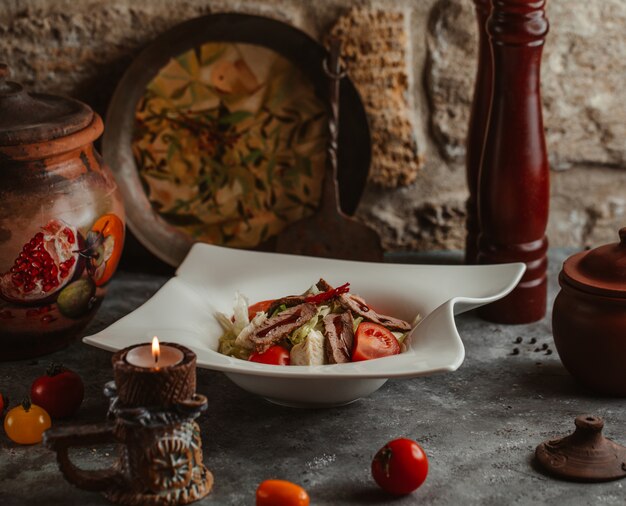 Ensalada de pescado con filete y verduras