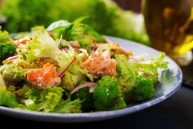 Ensalada de pescado guisado salmón, brócoli, lechuga y aderezo. Menú de pescado Menú dietético Mariscos - salmón.