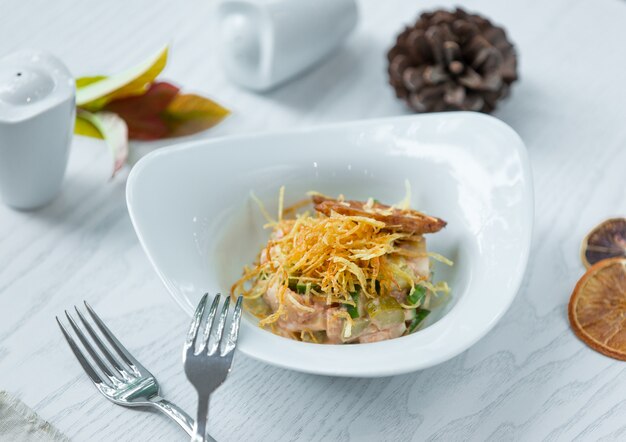 ensalada de pescado con verduras y crujientes