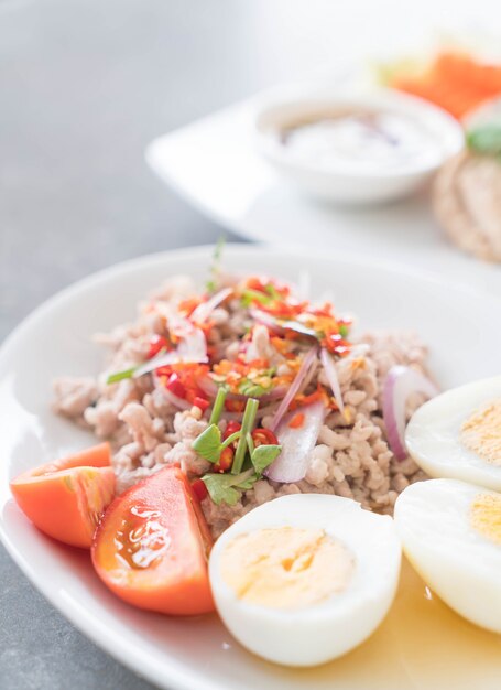 Ensalada picada de cerdo picada con huevo