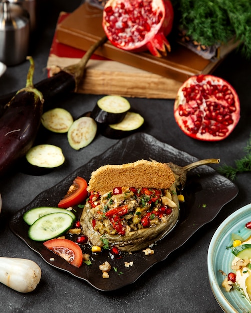 Ensalada picada rellena de berenjenas fritas