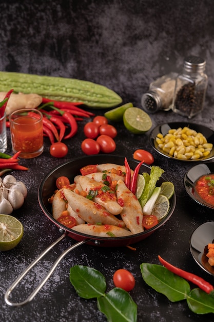 Ensalada Picante de Albóndigas con Chile, Limón, Ajo y Tomate.