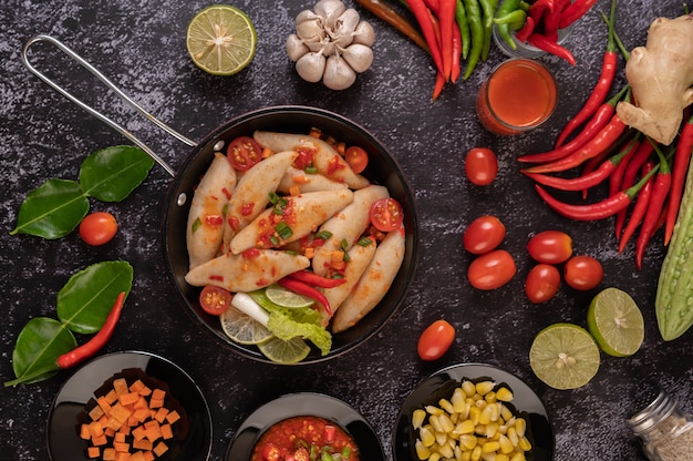 Ensalada Picante de Albóndigas con Chile, Limón, Ajo y Tomate.