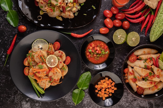 Ensalada Picante de Albóndigas con Chile, Limón, Ajo y Tomate.