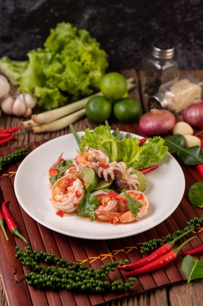 Ensalada Picante de Calamares y Camarones en Plato Blanco con Cilantro Limón y Lechuga