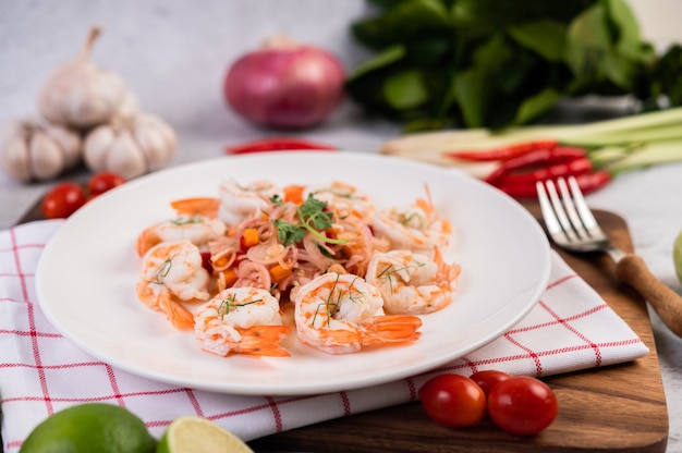 Foto gratuita ensalada picante con camarones en un plato blanco. comida tailandesa.