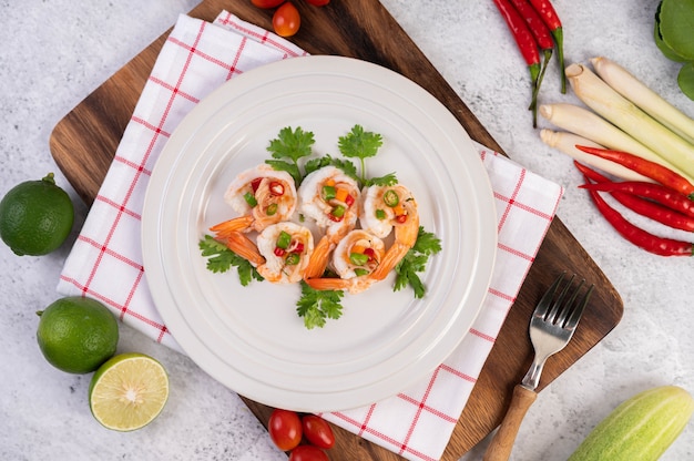 Ensalada picante con camarones en un plato blanco. Comida tailandesa.