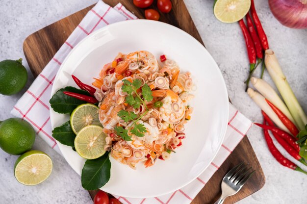 Ensalada picante con camarones en un plato blanco. Comida tailandesa.