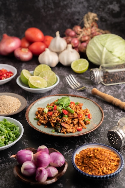 Foto gratuita ensalada picante de cerdo picada con hojuelas de chile, lima, cebollas verdes picadas