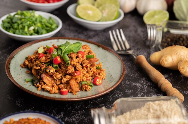 Ensalada picante de cerdo picada con hojuelas de chile, lima, cebollas verdes picadas