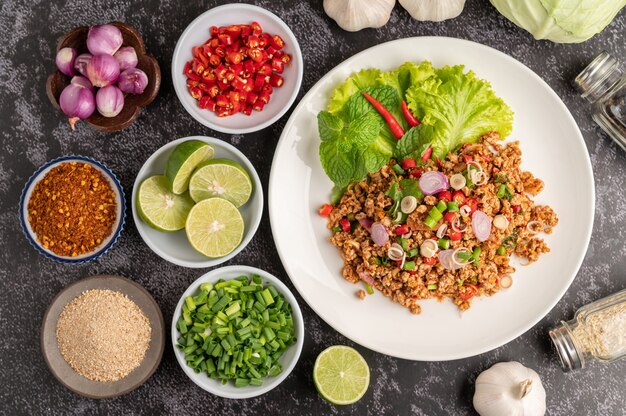 Ensalada picante de cerdo picada con hojuelas de chile