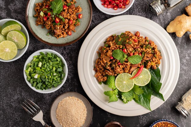 Ensalada picante de cerdo picada con hojuelas de chile