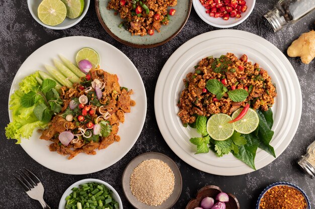 Ensalada picante de cerdo picada con hojuelas de chile