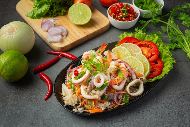 Ensalada picante de mariscos mixtos con ingredientes de comida tailandesa.