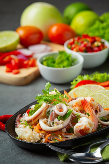 Ensalada picante de mariscos mixtos con ingredientes de comida tailandesa.