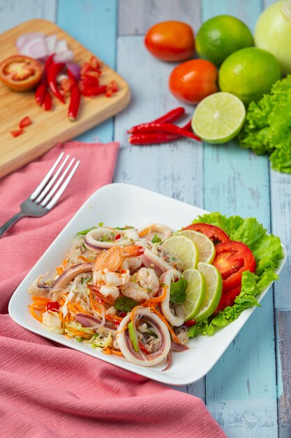 Ensalada picante de mariscos mixtos con ingredientes de comida tailandesa.