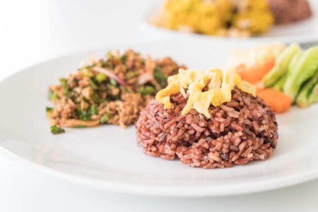 Foto gratuita ensalada picante picada de cerdo con arroz de baya