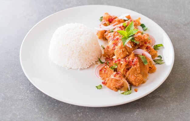 Ensalada picante con pollo frito