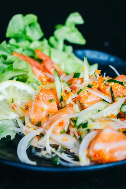 Foto gratuita ensalada picante de salmón