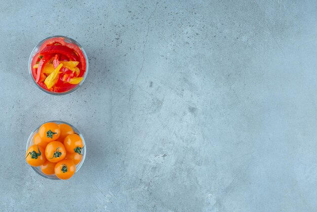 Ensalada de pimiento colorido y tomates cherry en vaso.