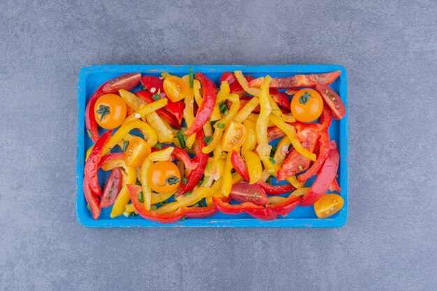 Ensalada de pimiento morrón picado en un plato