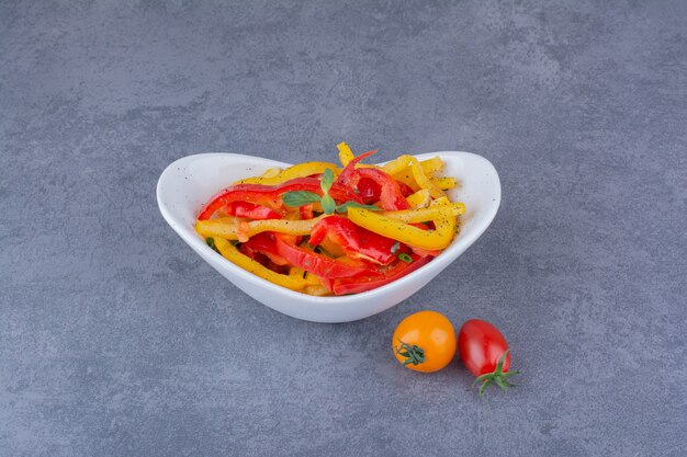 Ensalada de pimiento morrón picado con tomates cherry