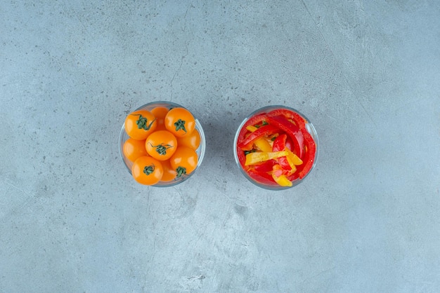 Ensalada de pimiento multicolor en un vaso.