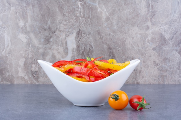 Ensalada de pimientos coloridos picados con tomates cherry a un lado