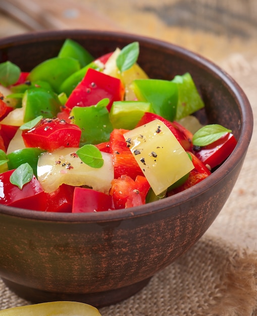 Foto gratuita ensalada de pimientos dulces de colores con aceite de oliva