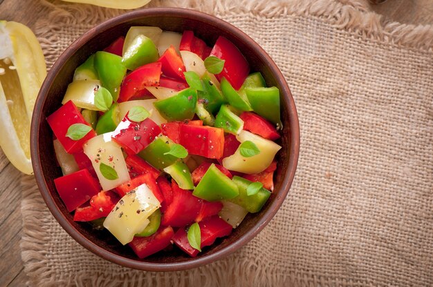 Ensalada de pimientos dulces de colores con aceite de oliva