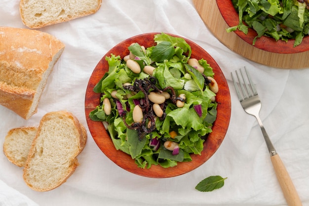 Ensalada plana con frijoles blancos sobre pan