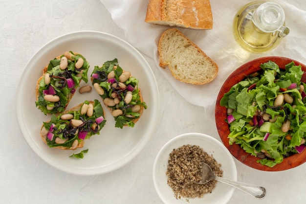 Ensalada plana con frijoles blancos sobre pan