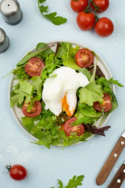 Ensalada plana con huevo frito y tomates