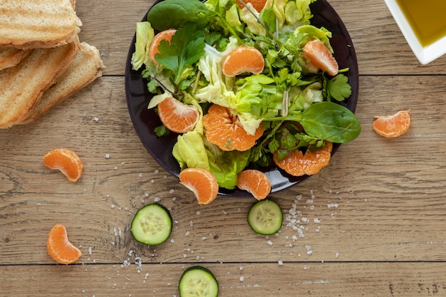 Foto gratuita ensalada plana con verduras y frutas