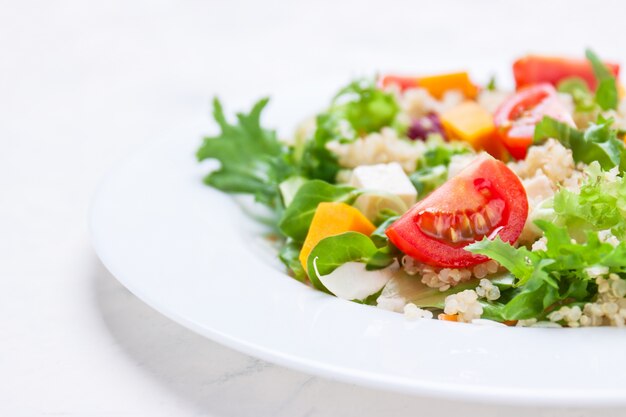 Ensalada en un plato blanco