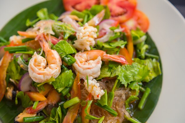 Ensalada en un plato con gambas