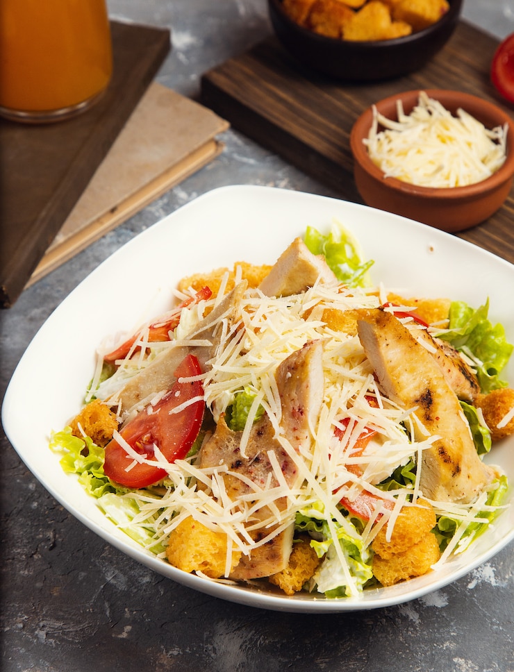 Foto gratuito ensalada de pollo. ensalada césar de pollo. ensalada césar con pollo a la parrilla en un plato. pechugas de pollo a la parrilla y ensalada fresca en un plato