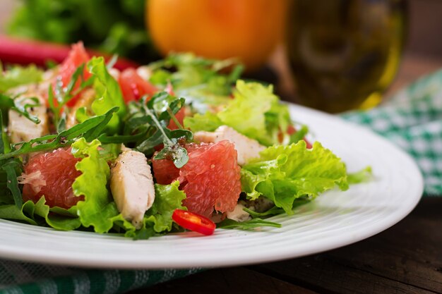 Ensalada de pollo fresco, pomelo, lechuga y aderezo de miel y mostaza. Menú dietético Nutrición apropiada.