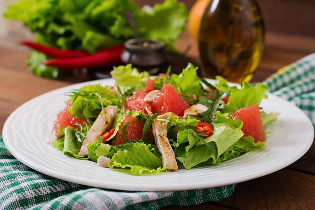 Ensalada de pollo fresco, pomelo, lechuga y aderezo de miel y mostaza. Menú dietético Nutrición apropiada.