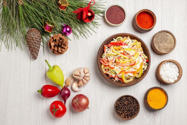 Ensalada de pollo fresco de la vista superior con condimentos en la ensalada fresca de la carne de la comida del refrigerio del piso blanco