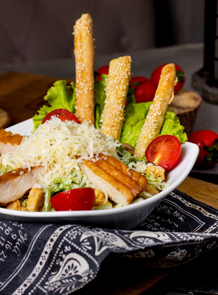 Foto gratuito ensalada con pollo y galletas