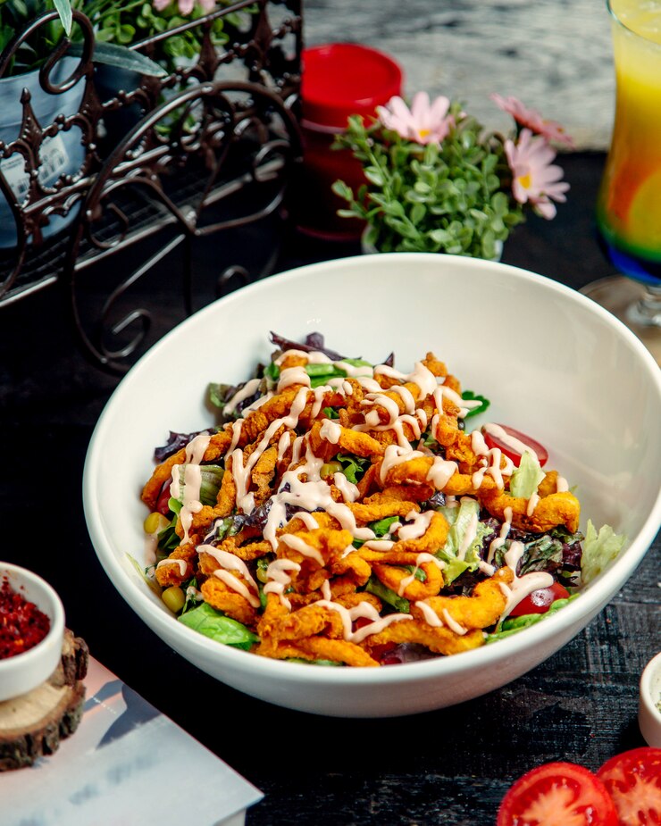 Foto gratuito ensalada de pollo con lechuga de maíz y tomate