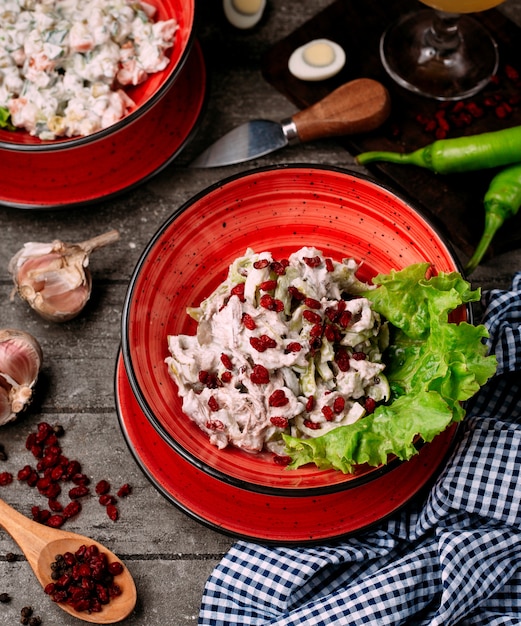 Foto gratuita ensalada de pollo con mayonesa y agracejo sobre la mesa