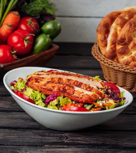 Ensalada de pollo en la mesa