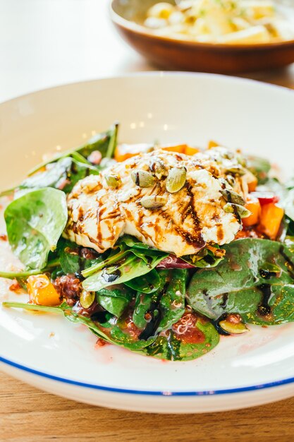 Ensalada de pollo a la parrilla