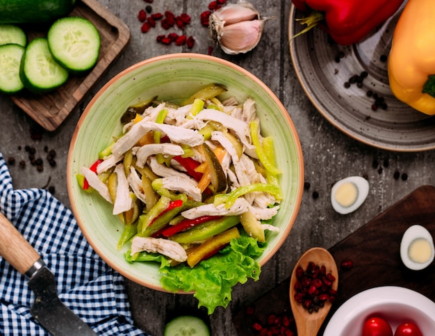 Ensalada de pollo con pepinillos vista superior sobre la mesa