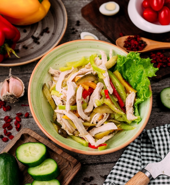 Foto gratuita ensalada de pollo con pepinillos vista superior sobre la mesa